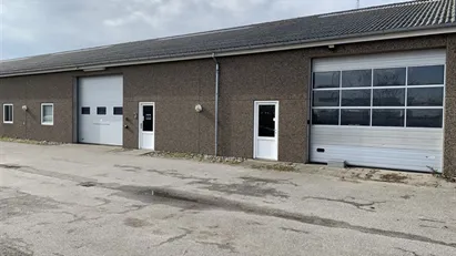 Flot lokale, med dejlig stor hal, samt mindre område med køkken, kontor og wc